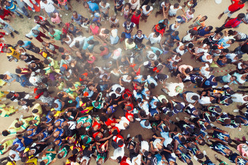 crowd-gather-find-me-benny-jackson-blog